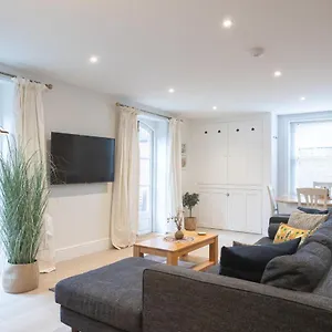 https://historic-characterful-courtyard-apartment-sleeps-6.cardiffhotelswales.com