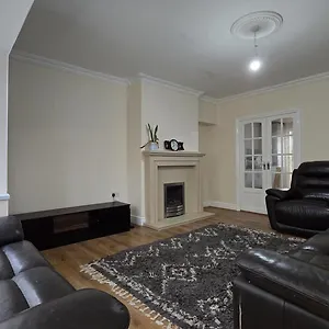  Apartment Entire Three Bedroom House In